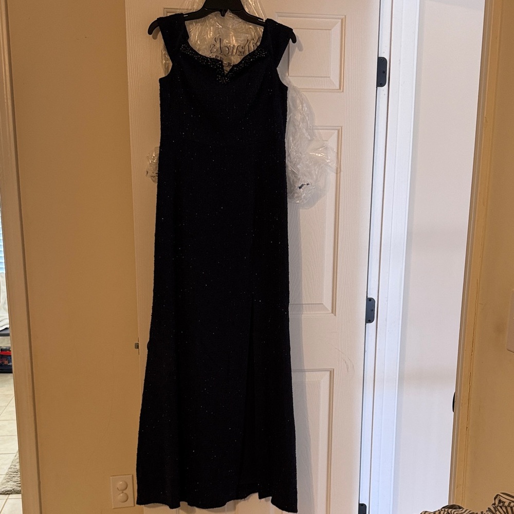 EUC Adrianna Papell Elegant Navy Evening Gown. Perfect for a wedding